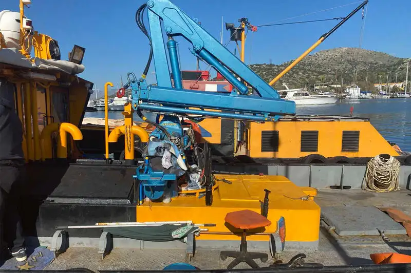 قوارب العمل للبيع