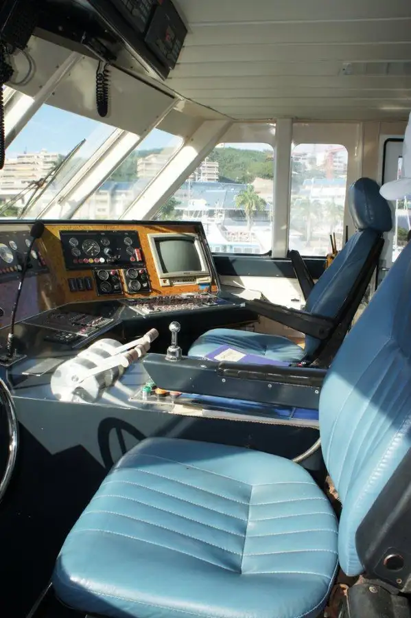 سفينة العبارة للبيع