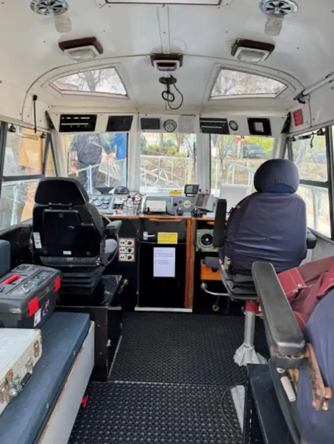 قارب إرشادي للبيع