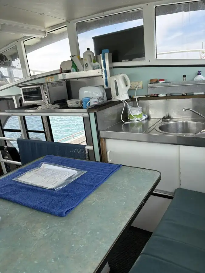 سفينة تجهيز الأسماك للبيع