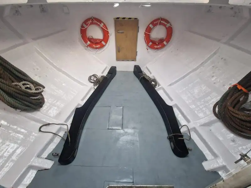 قارب إرشادي للبيع