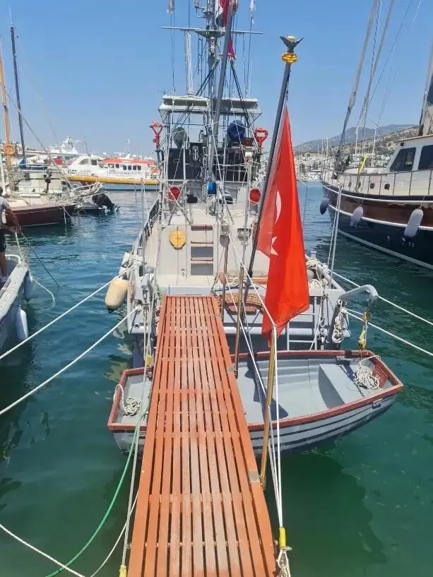 قارب النار للبيع