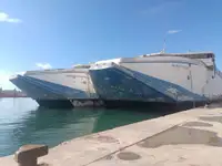 سفينة العبارة للبيع
