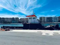 قوارب العمل للبيع